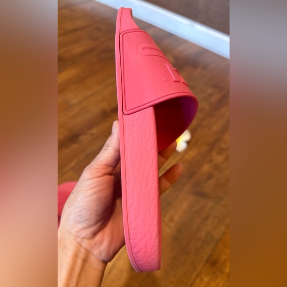 ⛔️SOLD ⛔️Gucci Pursuit GG Logo Rubber Slide On Pool Sandals Pink - Picture 9 of 17